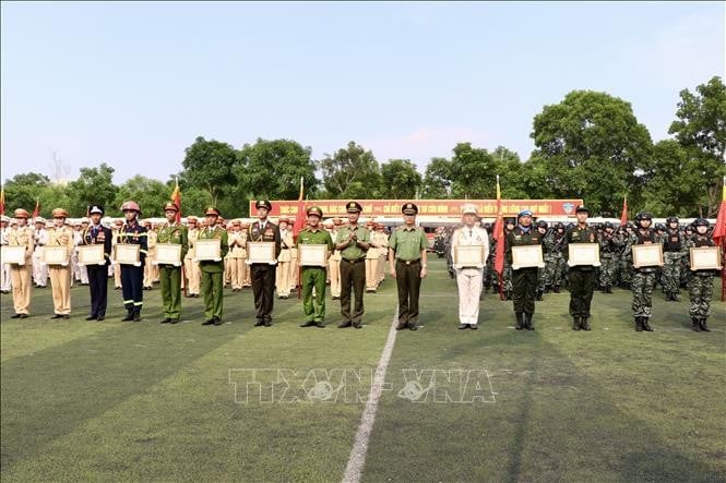 Lãnh đạo Bộ Tư lệnh Cảnh sát cơ động (Bộ Công an) tặng Bằng khen của Bộ Công an cho các học viên có thành tích xuất sắc tham gia diễu binh, diễu hành trong Lễ kỷ niệm.