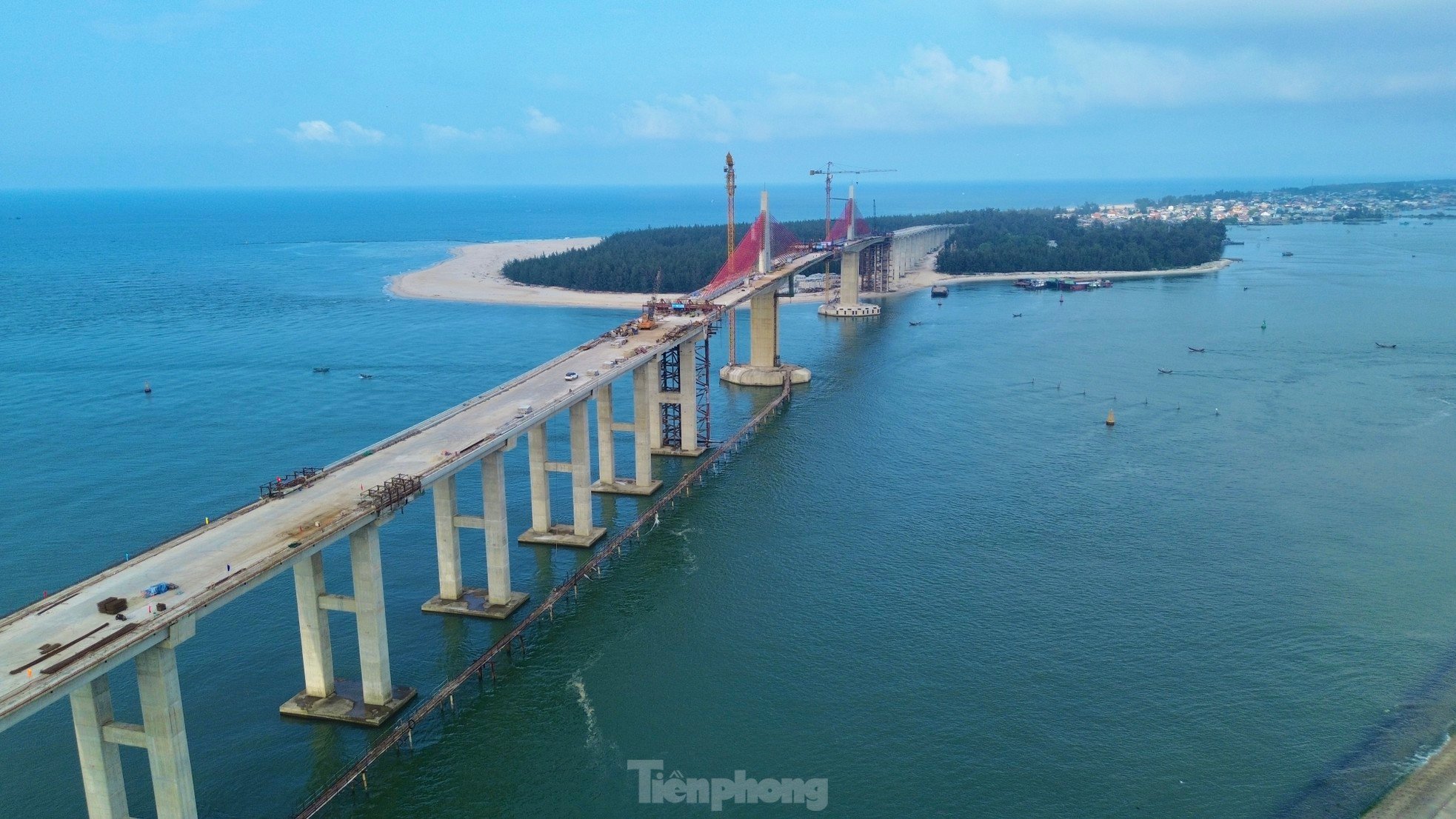 Hợp long cầu vượt cửa biển dài nhất miền Trung ảnh 12