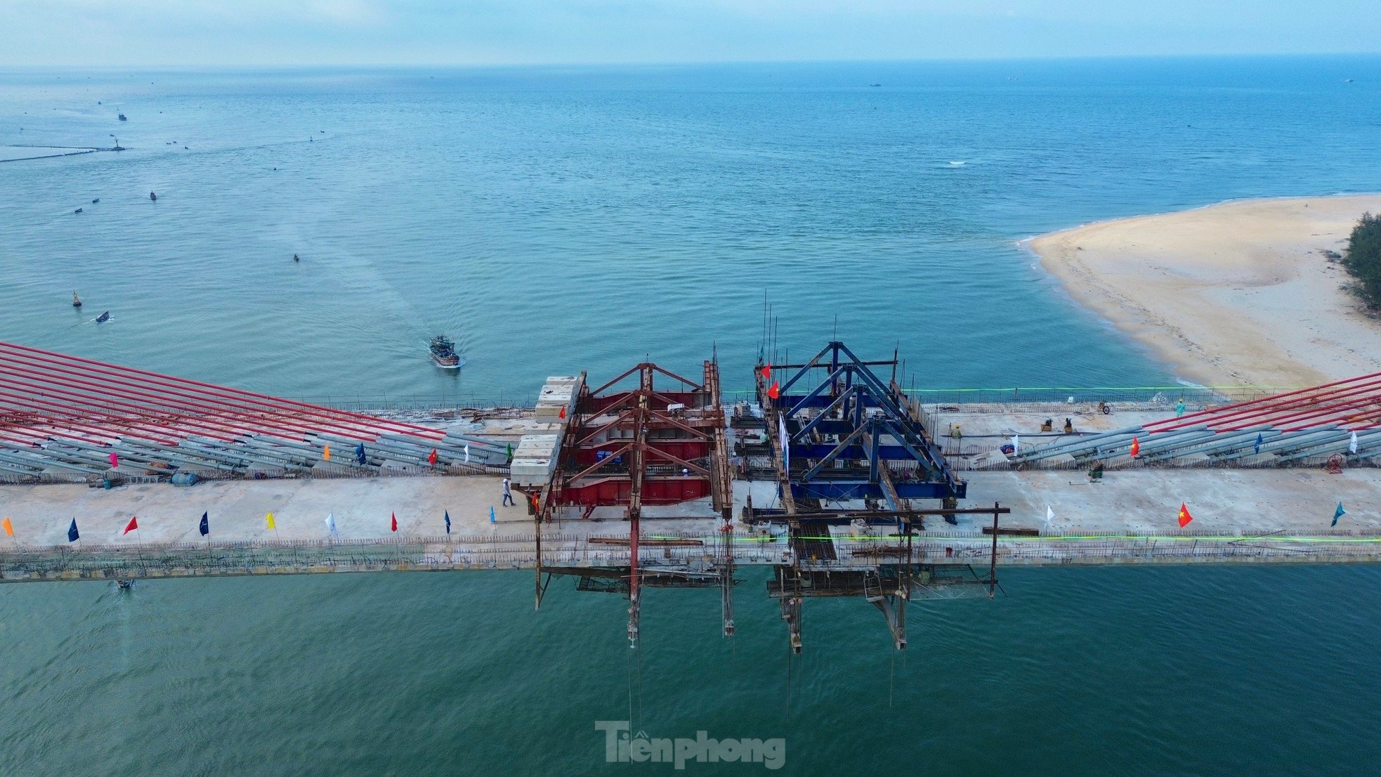 Hợp long cầu vượt cửa biển dài nhất miền Trung ảnh 15