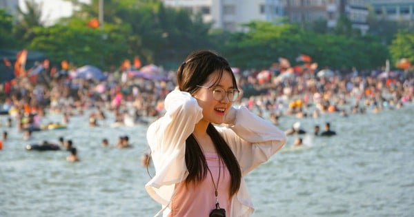 Hình ảnh bất ngờ biển Sầm Sơn ngày đầu kỳ nghỉ lễ 30-4 và 1-5