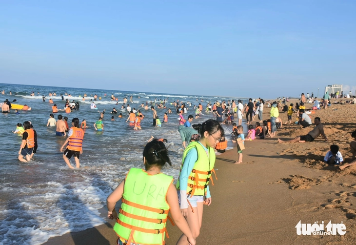 Đông đảo du khách Đắk Lắk xuống biển Phú Yên 'giải nhiệt' dịp lễ 30-4 - Ảnh 4.