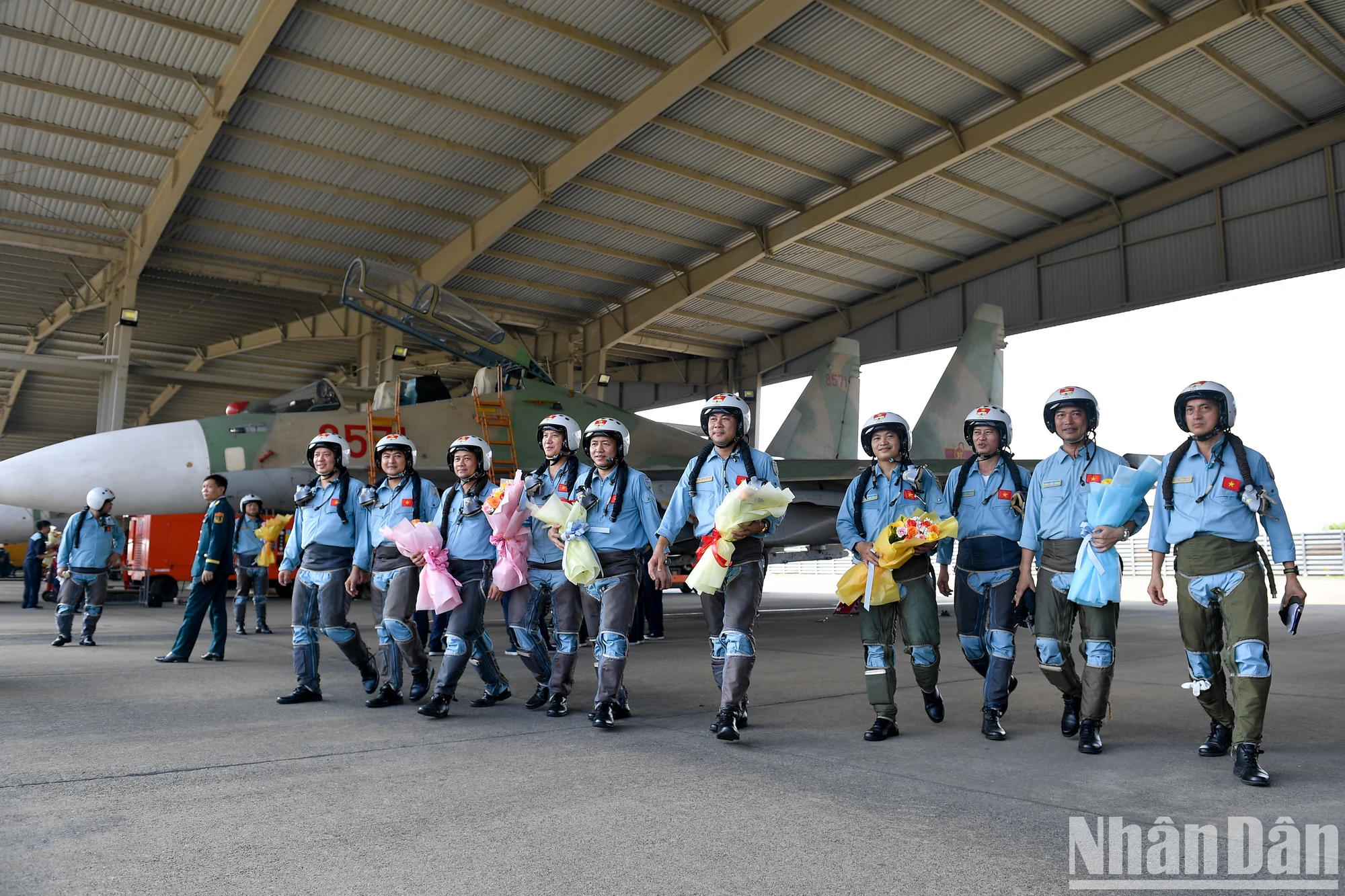 [Ảnh] "Hổ mang chúa" Su-30MK2 hoàn thành nhiệm vụ vinh quang ngày 30/4 ảnh 16