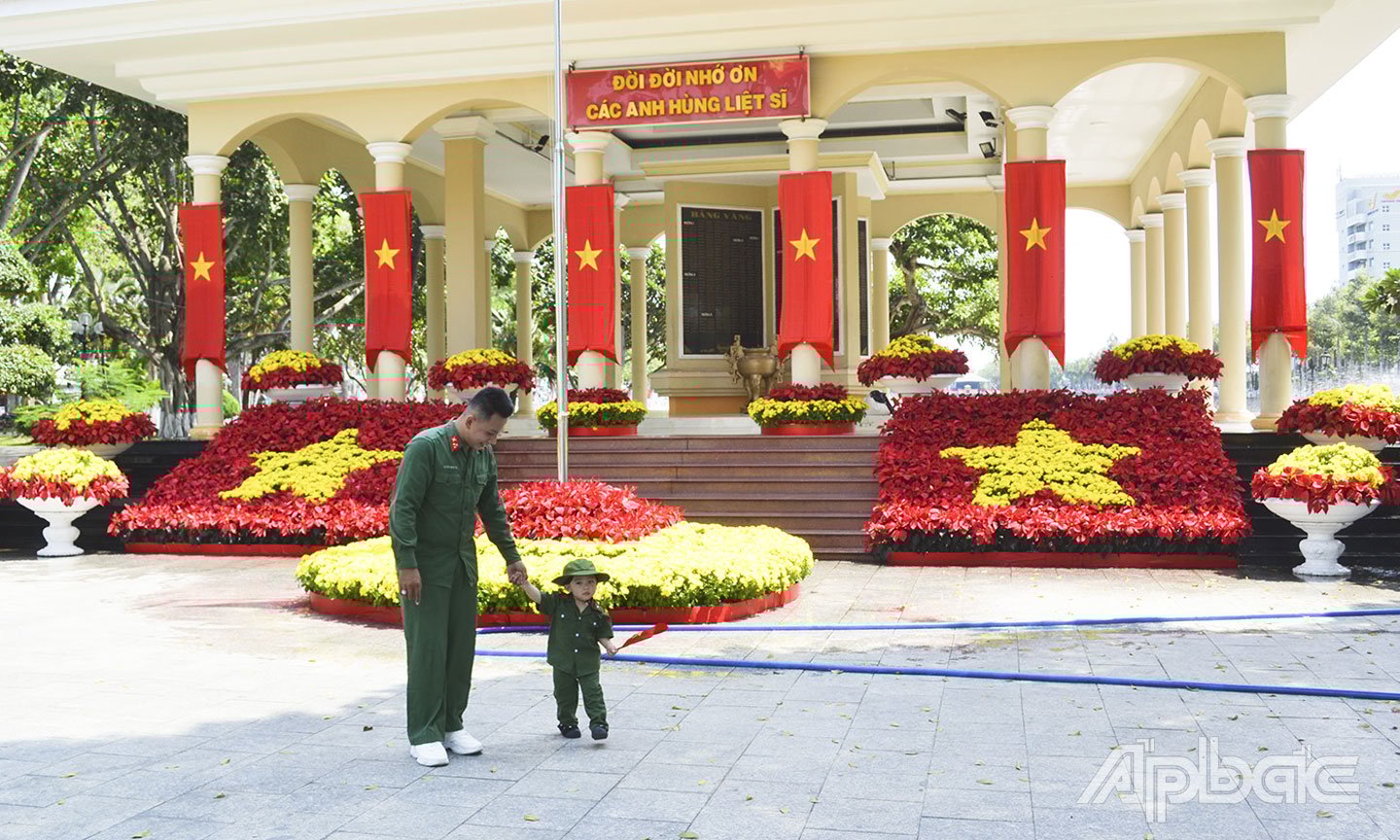 TP. Mỹ Tho: Rực rỡ cờ hoa khắp phố phường