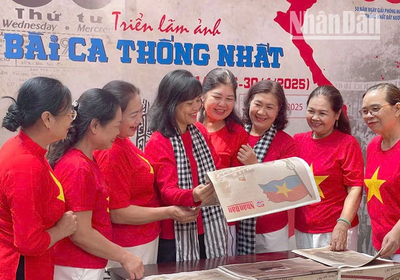 Người dân Sơn La hào hứng với ấn phẩm đặc biệt của Báo Nhân Dân dịp kỷ niệm 30/4 ảnh 5