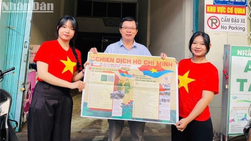 Đại diện Báo Nhân Dân tại Đắk Lắk tặng phụ san đặc biệt của Báo Nhân Dân kỷ niệm 50 năm Ngày giải phóng miền nam, thống nhất đất nước cho bạn đọc.