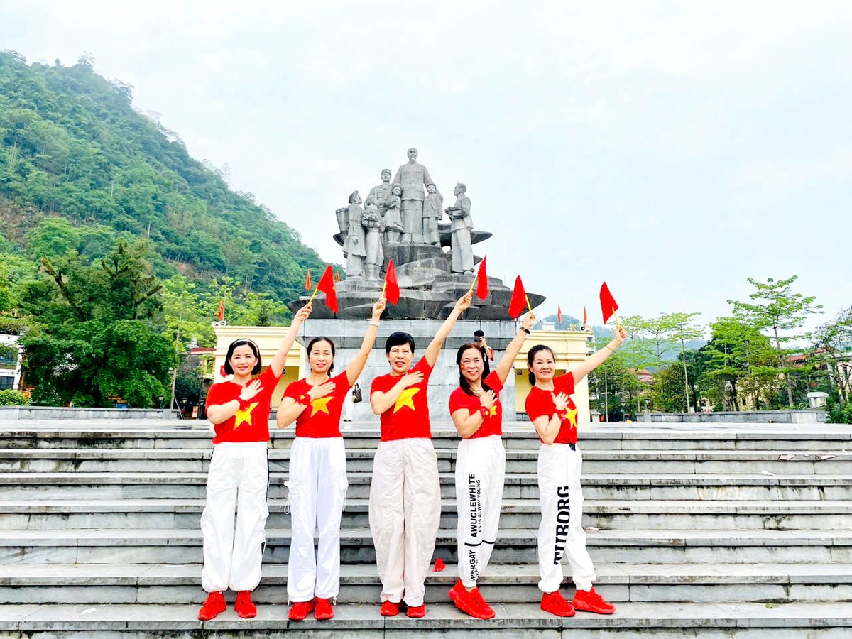 Người dân thành phố Hà Giang với trang phục rực rỡ chào đón ngày lễ của dân tộc.