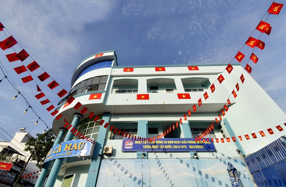 Công sở rực rở cờ hoa mừng kỷ niệm 50 năm ngày đại thắng mùa Xuân 1975.
