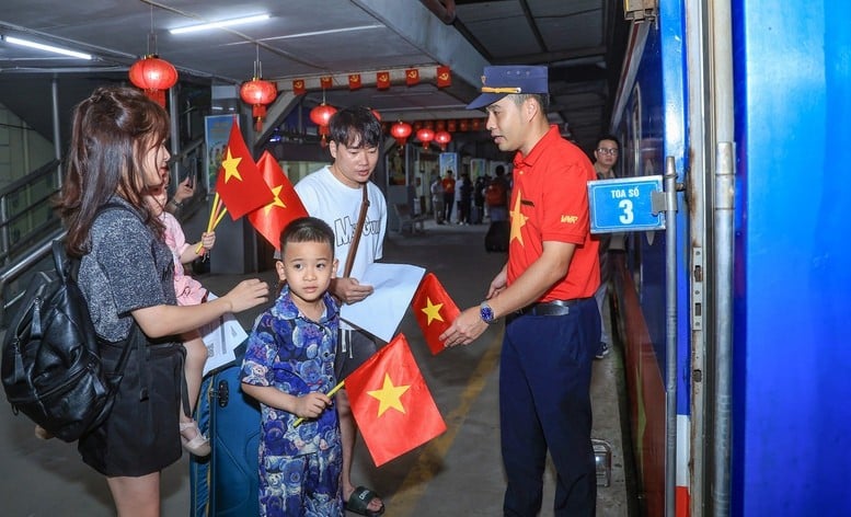 Hai đoàn tàu tượng trưng hai miền Nam - Bắc sẽ 
