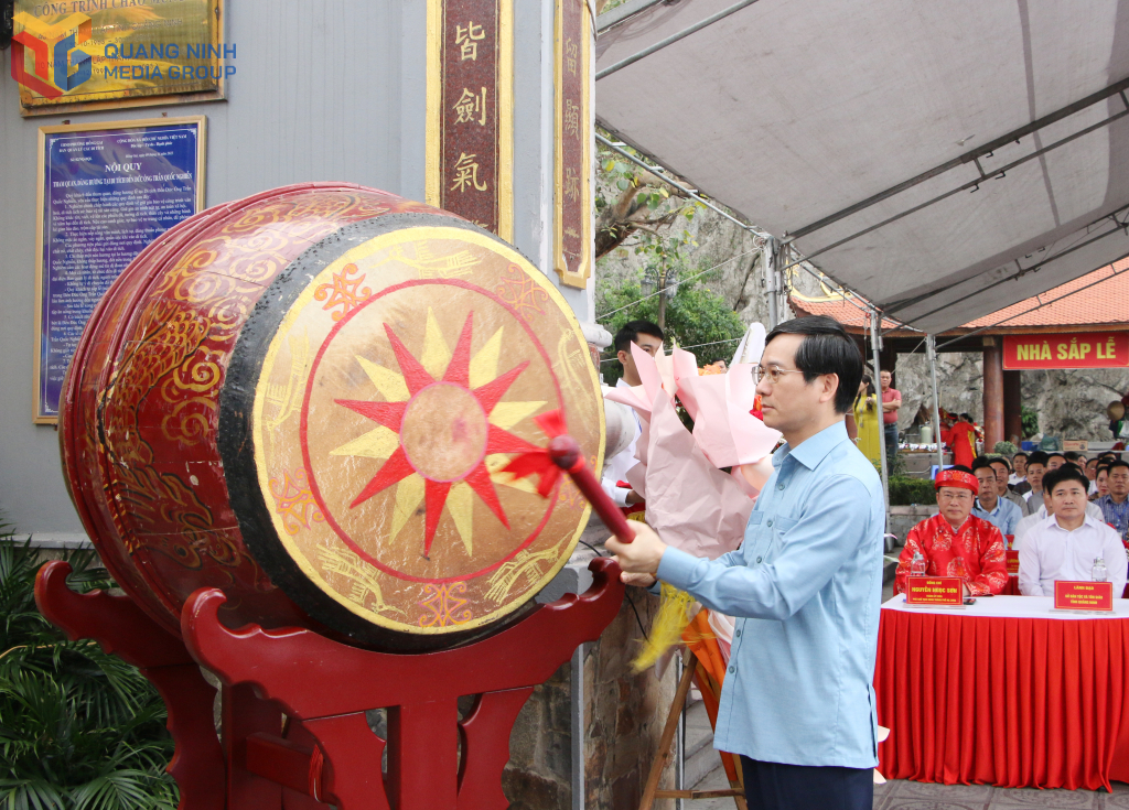 Đồng chí Vũ Quyết Tiến, Phó Bí thư Tỉnh gióng trống khai hội.