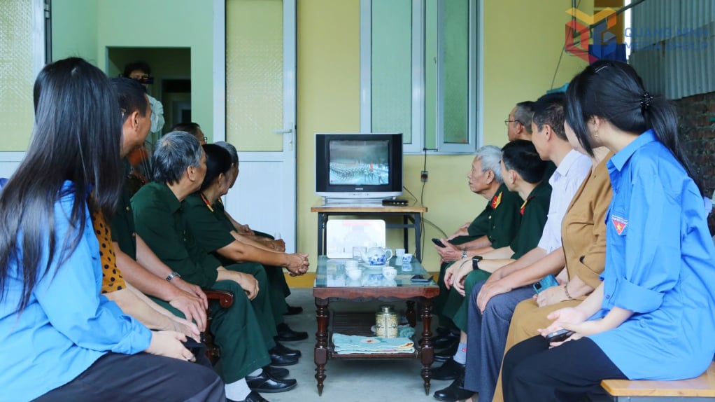 Những con người của 2 thế hệ chiến đấu bảo vệ và xây dựng tổ quốc bồi hồi, xúc động chứng kiến sự kiện trọng đại của dân tộc.
