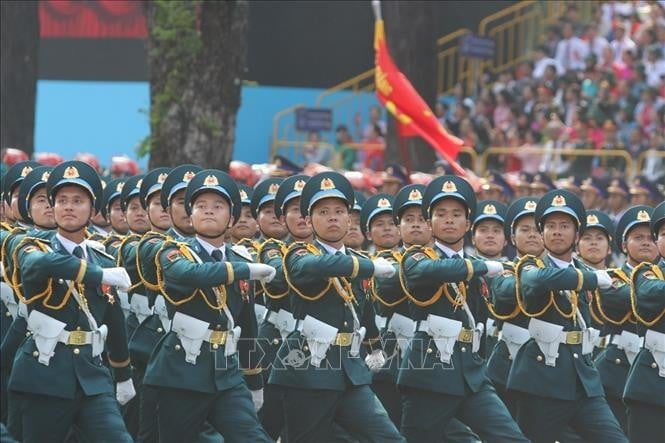 Khối Sĩ quan Phòng không - Không quân tiến qua lễ đài