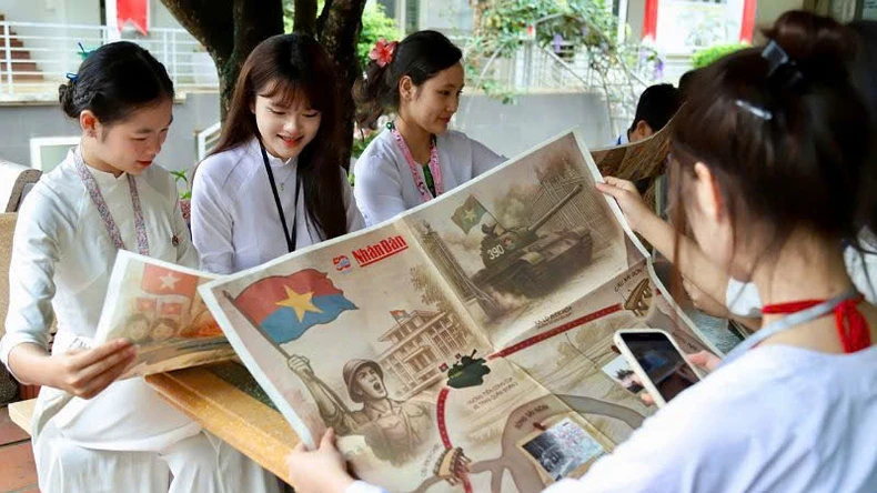 Thế hệ trẻ tỉnh Hòa Bình nô nức nhận phụ san Báo Nhân Dân ảnh 6