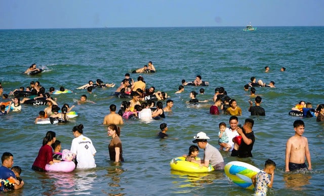 Hình ảnh bất ngờ biển Sầm Sơn ngày đầu kỳ nghỉ lễ 30-4 và 1-5- Ảnh 3.