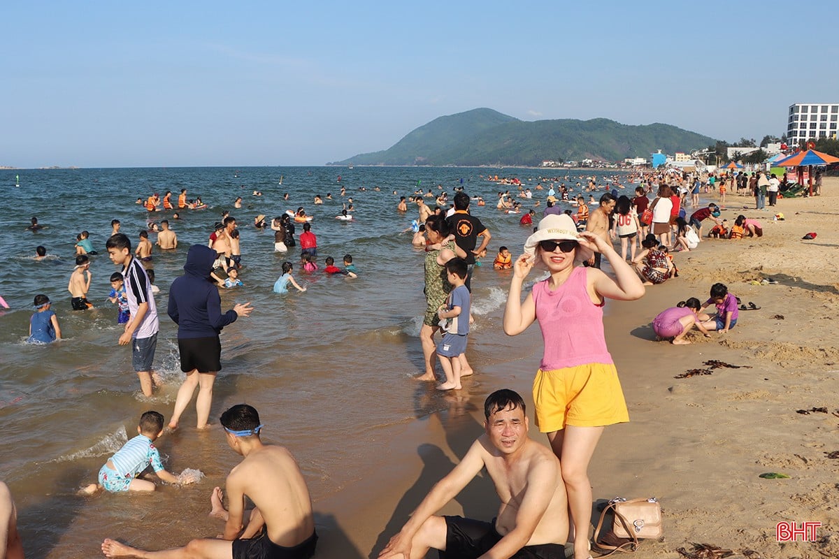 Trong ngày đầu của nghỉ lễ, bãi biển Thiên Cầm đã thu hút ước khoảng gần 8.000 lượt khách.