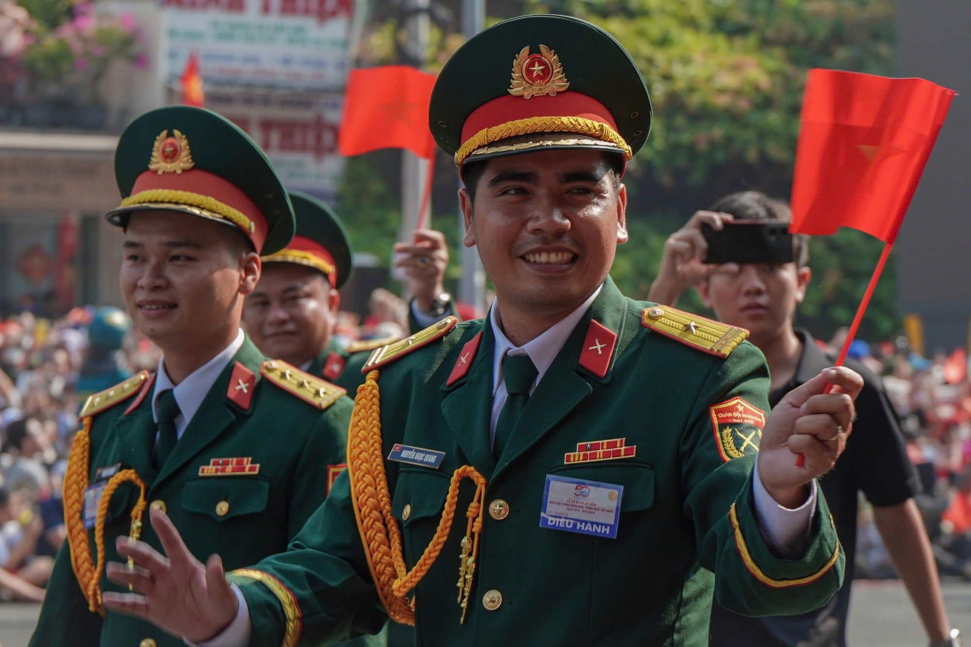 Niềm vui và sự tự hào của các sĩ quan tham gia lễ diễu binh, diễu hành sau khi hoàn thành nhiệm vụ - Ảnh: VGP/Lê Tuấn