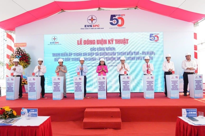 Lãnh đạo Tỉnh ủy, UBND tỉnh Bến Tre và lãnh đạo EVNSPC thực hiện nghi thức đóng điện kỹ thuật các công trình 110kV tại Bến Tre sáng 29/4/2025 - Ảnh: VGP/MT