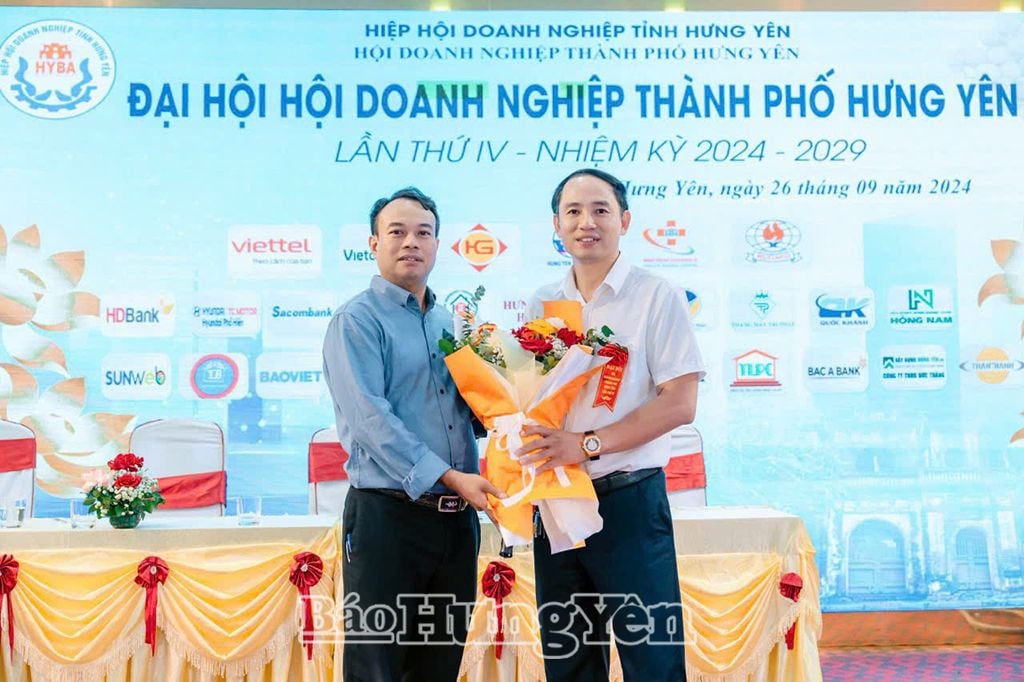 Doanh nhân Đoàn Bá Nguyễn (bên phải), Giám đốc Công ty TNHH Thương mại sản xuất gỗ, nông sản Ngọc Anh, xã Liên Phương (thành phố Hưng Yên)