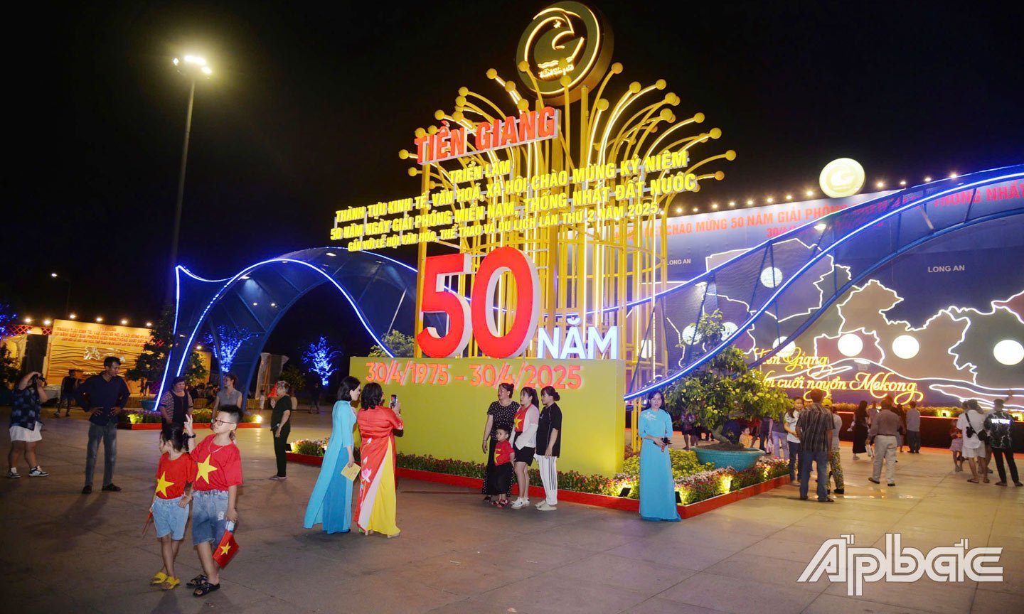 Người dân đến Quảng trường Hùng Vương thưởng thức chương trình văn nghệ và trình diễn pháo hoa. Ảnh: VĂN THẢO
