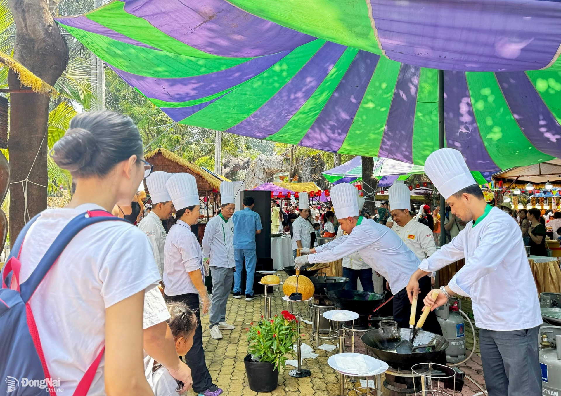 Các đầu bếp của Hội đầu bếp tỉnh Đồng Nai biểu diễn làm món xôi chiên phồng tại Khu du lịch Bửu Long. Ảnh: B.Nguyên