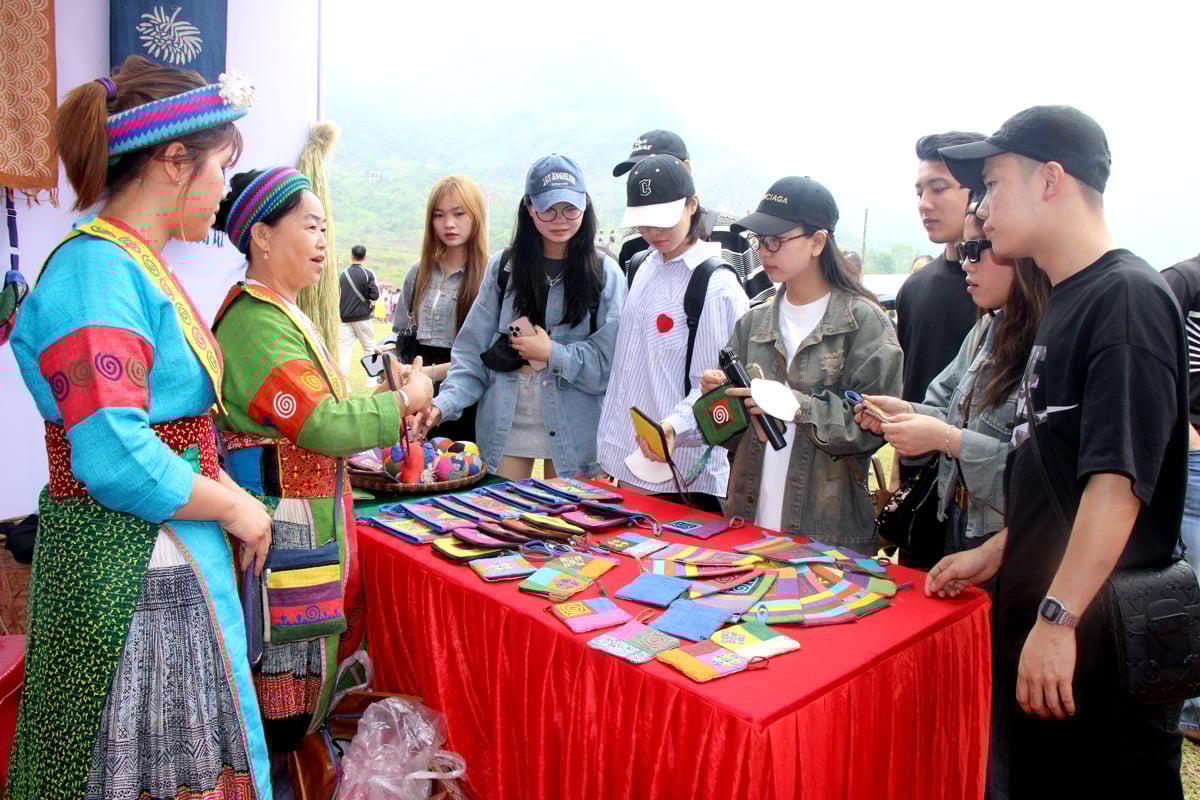 Gian hàng trưng bày vải lanh và các sản phẩm thủ công truyền thống như túi ví, được làm thủ công bởi người dân tộc Mông, thể hiện sự khéo léo và nét đẹp văn hóa trong việc bảo tồn nghề dệt vải của cộng đồng.