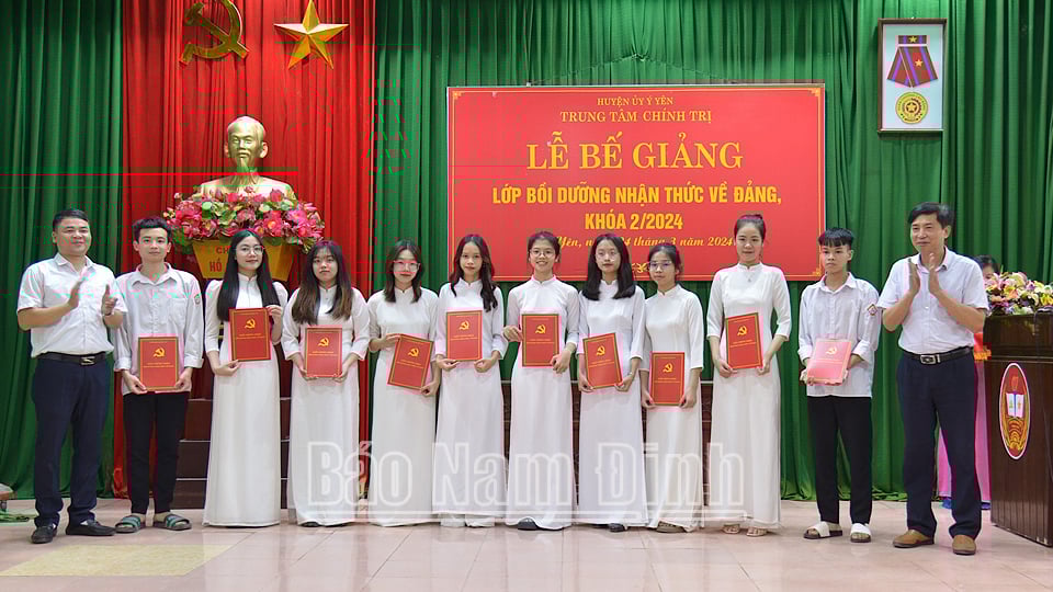 Lớp Bồi dưỡng nhận thức về Đảng cho các học viên là học sinh của 6 trường THPT trên địa bàn huyện Ý Yên. (Ảnh Việt thắng)