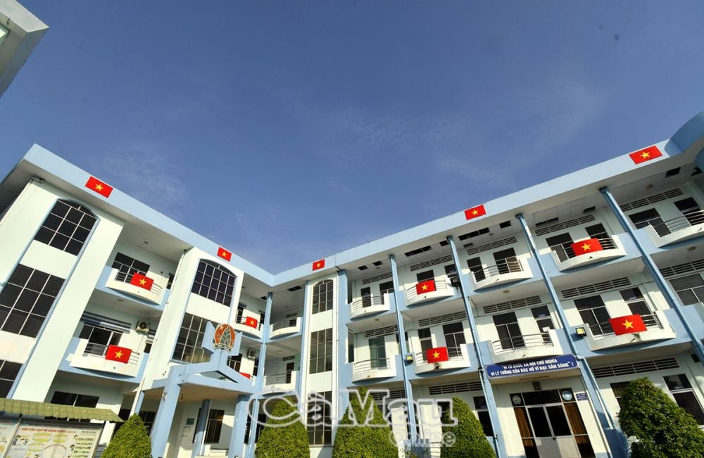 Cờ đỏ sao vàng làm rạng lên niềm tự hào dân tộc xuất hiện tại các công sở ở Cà Mau. 