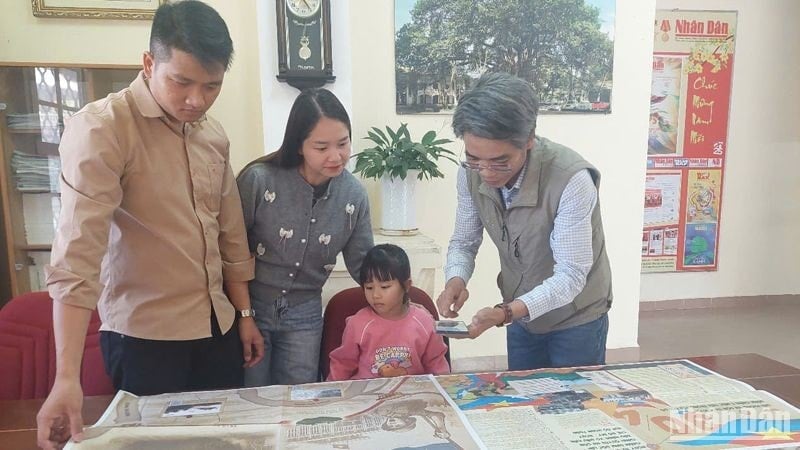 អ្នកអាននៅតំបន់ខ្ពង់រាបភាគកណ្តាល មានការរំភើបចិត្តចំពោះការបន្ថែមពិសេសរបស់កាសែត Nhan Dan ។