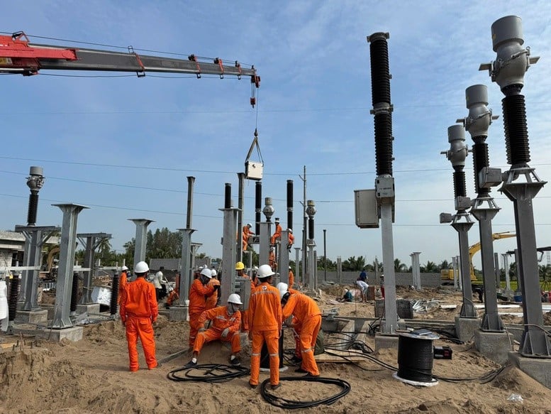 Công nhân Công ty Điện lực Kiên Giang gấp rút thi công để đóng điện công trình Trạm 110 kV U Minh Thượng và Đường dây 110 kV NR đấu nối trạm 110 kV U Minh Thượng, tỉnh Kiên Giang - Ảnh: VGP/MT
