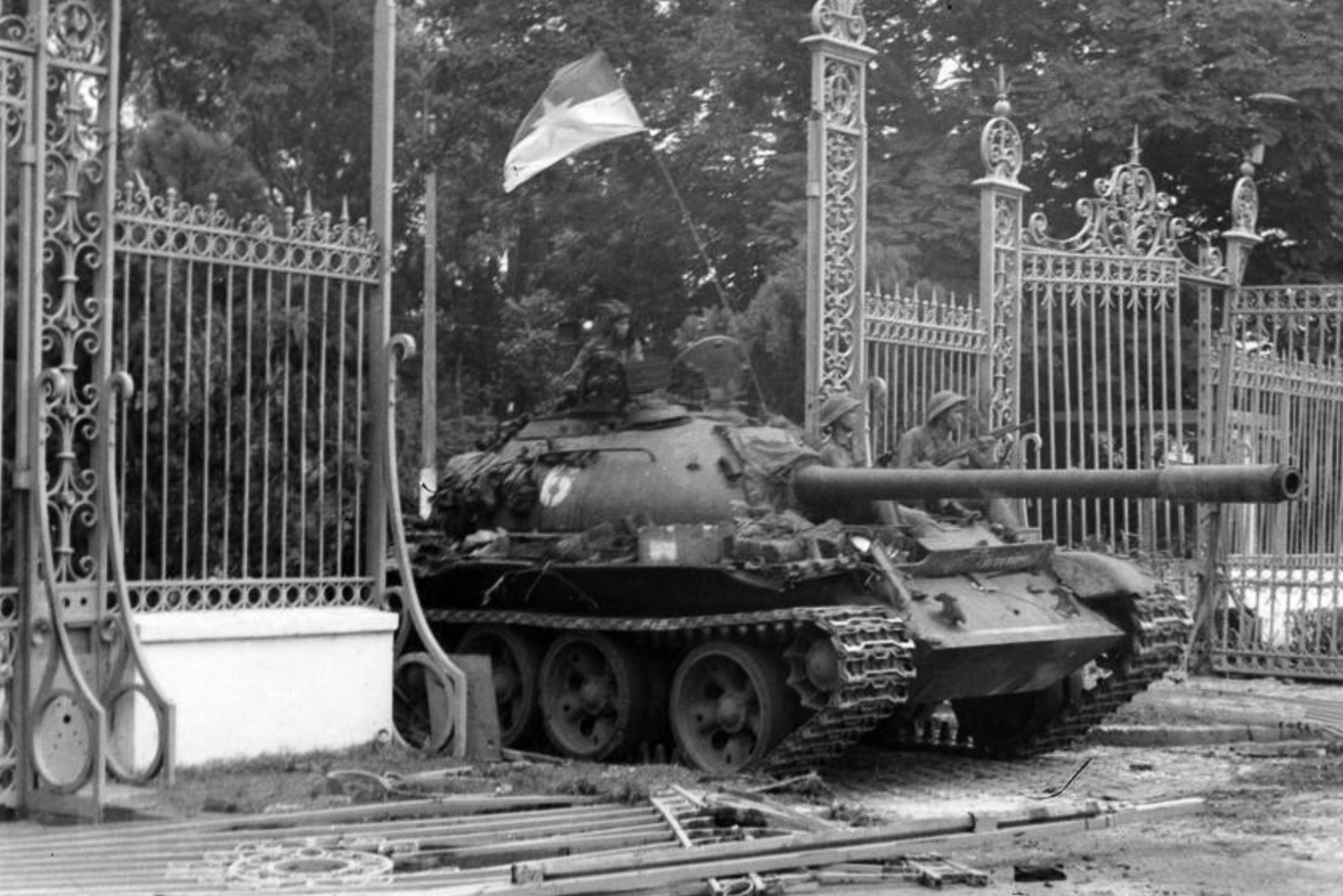 Nghe bản tin đặc biệt ngày 30/4/1975