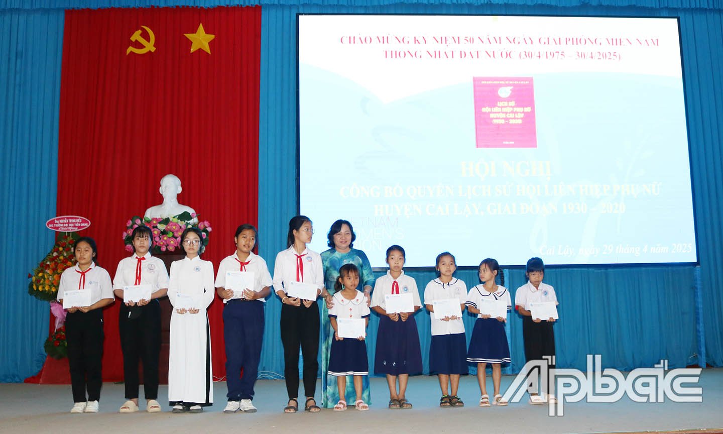 Trao quà cho học sinh hoàn cảnh khó khăn
