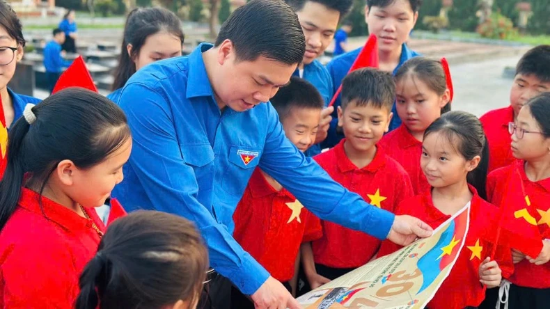 Phụ san đặc biệt của Báo Nhân Dân tiếp tục đến với bạn đọc ở Bắc Kạn ảnh 2