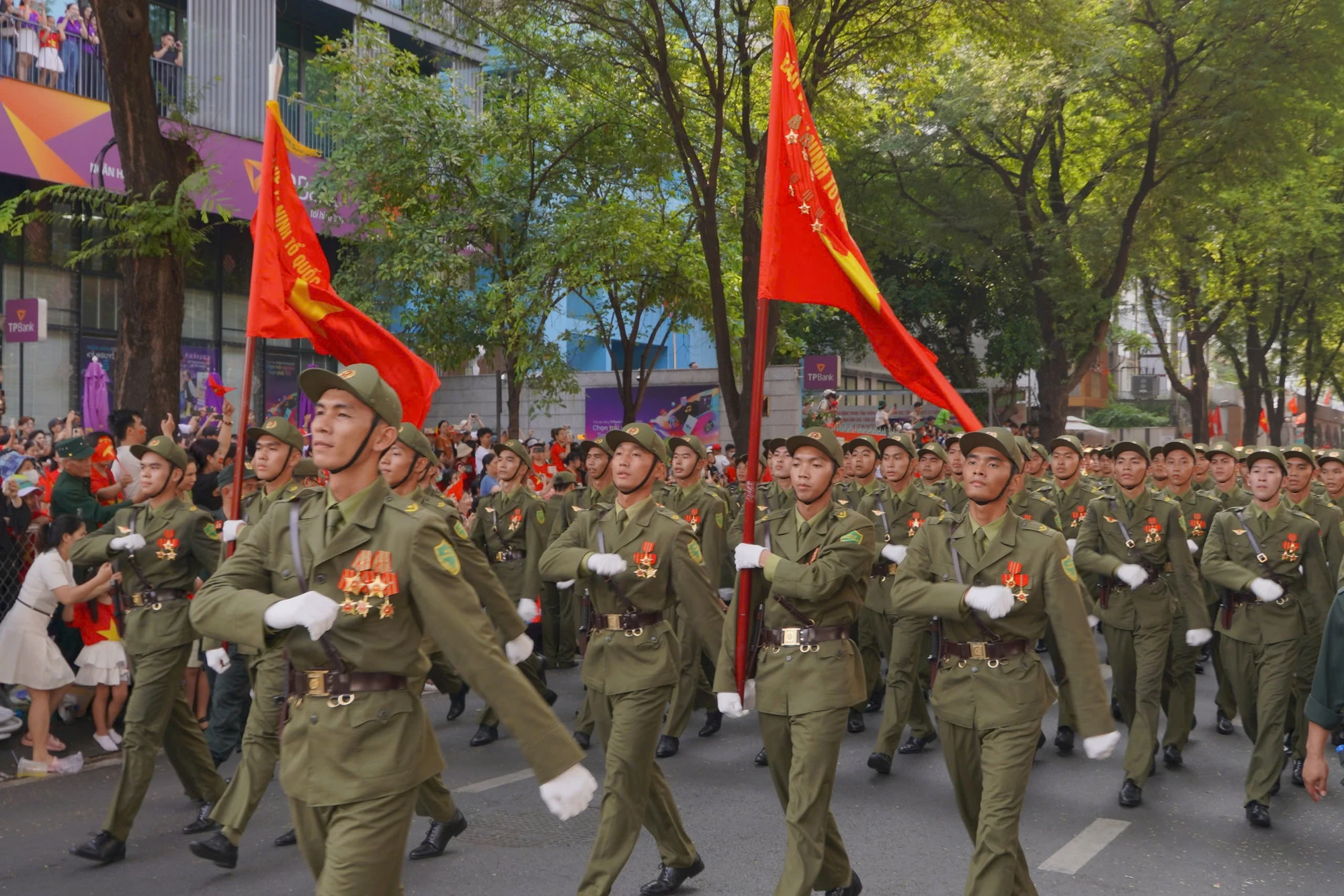 [Ảnh] Đoàn diễu binh xuống phố, đi giữa vòng tay của hàng vạn nhân dân ảnh 17