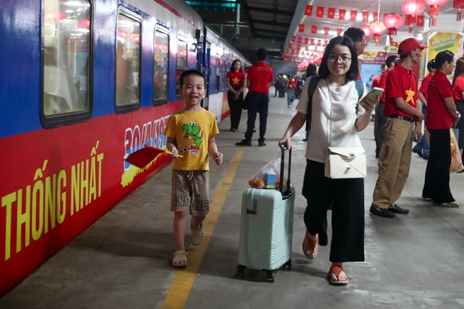“Đoàn tàu Thống Nhất” xuất phát tại ga Hà Nội vào TP. Hồ Chí Minh mừng 50 năm đất nước thống nhất - Ảnh 12.