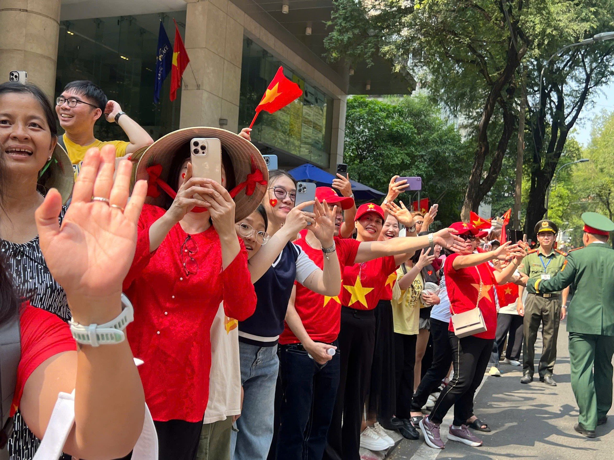Niềm vui và sự háo hức của người dân TPHCM khi đón chờ đoàn diễu binh đi qua - Ảnh: VGP/Lê Tuấn