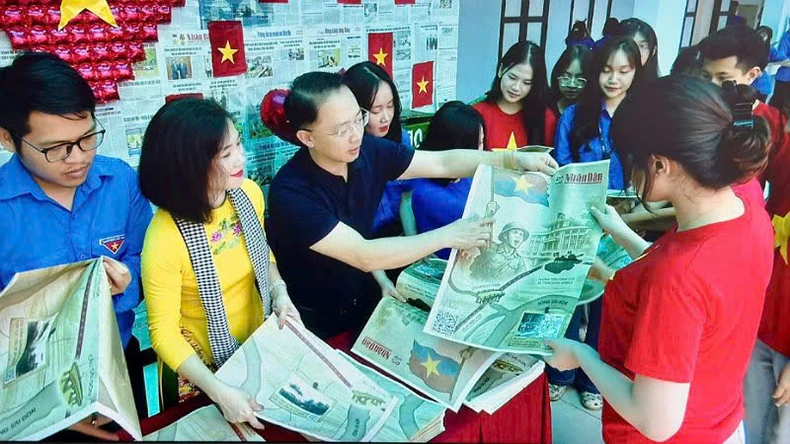 Thế hệ trẻ tỉnh Hòa Bình nô nức nhận phụ san Báo Nhân Dân ảnh 3