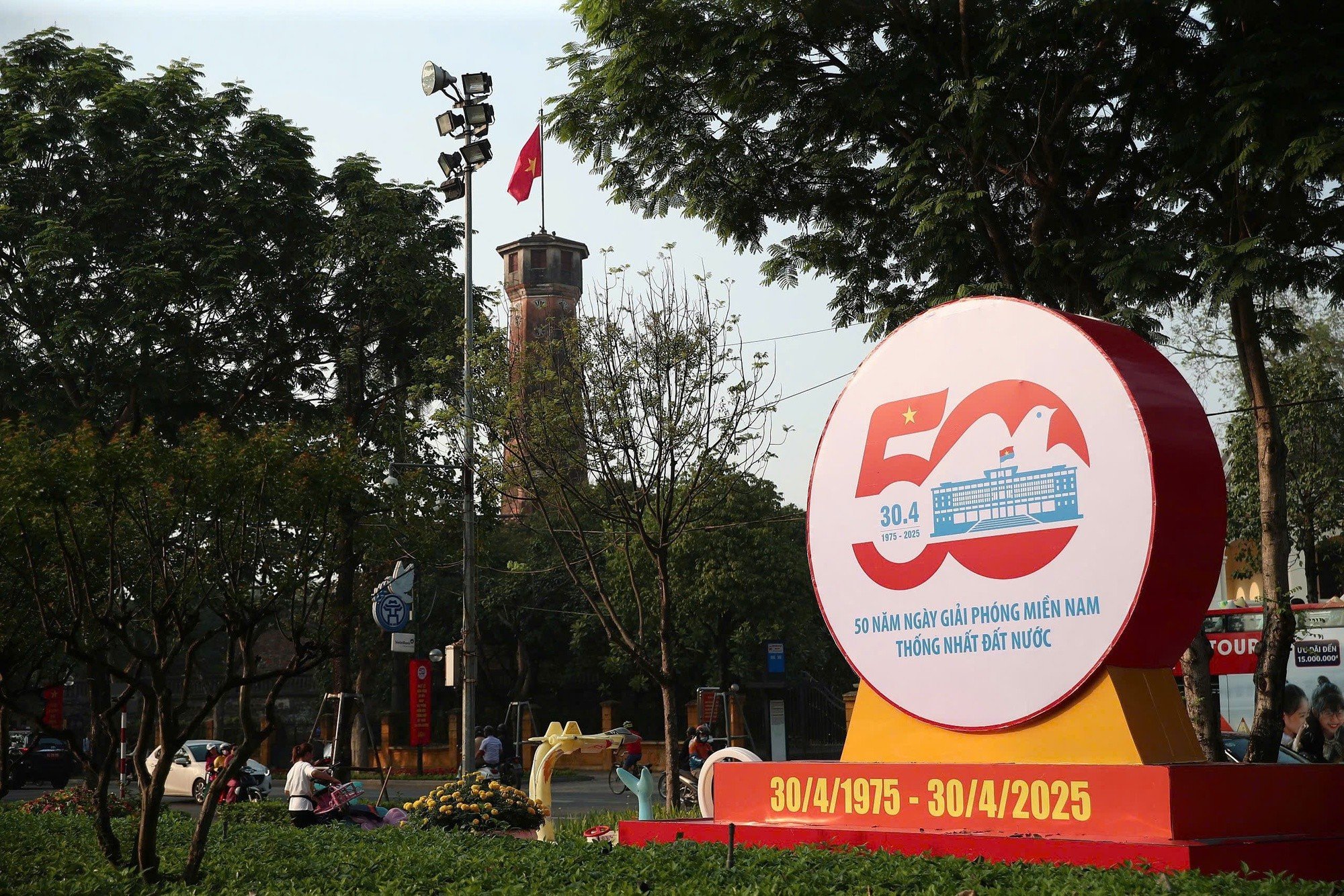 Mô hình chào mừng 50 năm Ngày Giải phóng miền Nam, thống nhất đất nước trên đường phố Hà Nội dựng trên phố Điện Biên Phủ, trước Cột cờ Hà Nội - Ảnh: VGP/Nam Nguyễn
