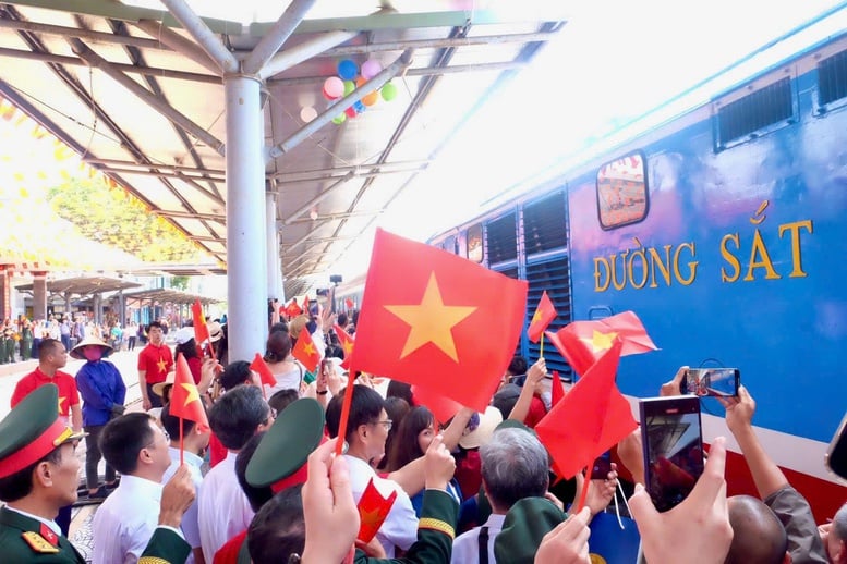 Đà Nẵng rực rỡ cờ hoa đón “Đoàn tàu Thống Nhất”- Ảnh 3.
