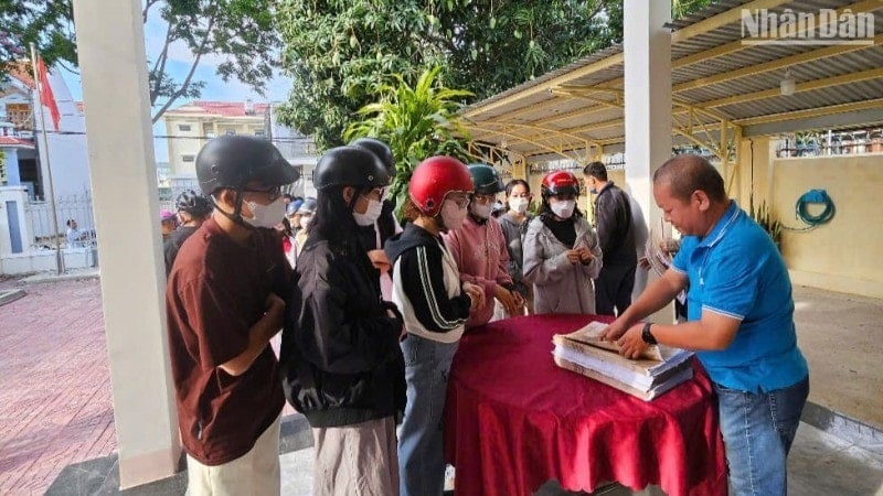 Đông đảo người dân trên địa bàn tỉnh Kon Tum đến nhận ấn phẩm đặc biệt.