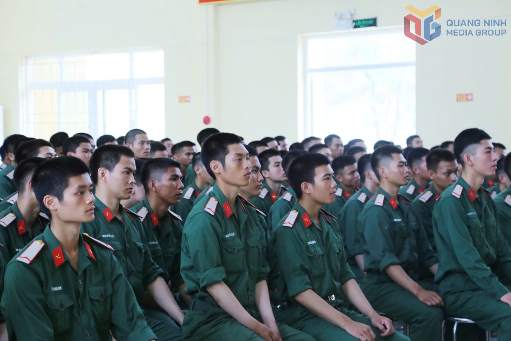 Chiến sĩ Trung Đoàn 244, Bộ Chỉ huy Quân sự tỉnh tự hào theo dõi sự kiện trọng đại của dân tộc.