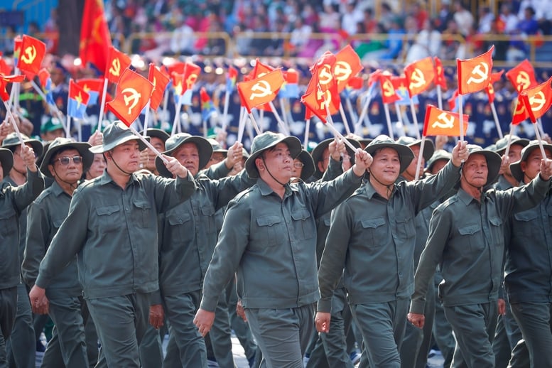 Chùm ảnh: Quần chúng, nhân dân tham gia diễu hành kỷ niệm 50 năm thống nhất đất nước- Ảnh 6.