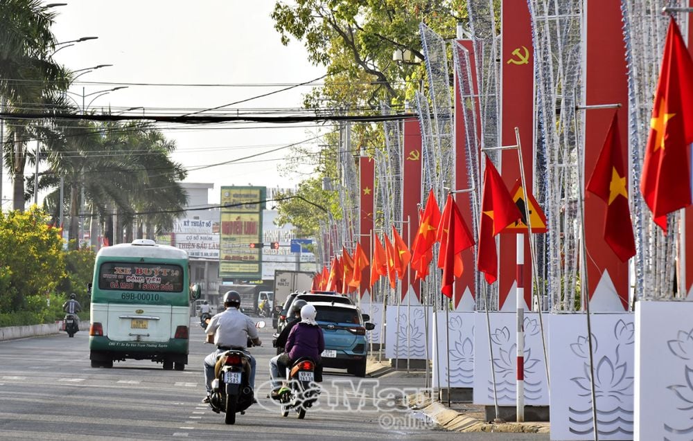 Cờ hoa rực sáng đường Phan Ngọc Hiển, TP. Cà Mau, ngày 30/4/2025.