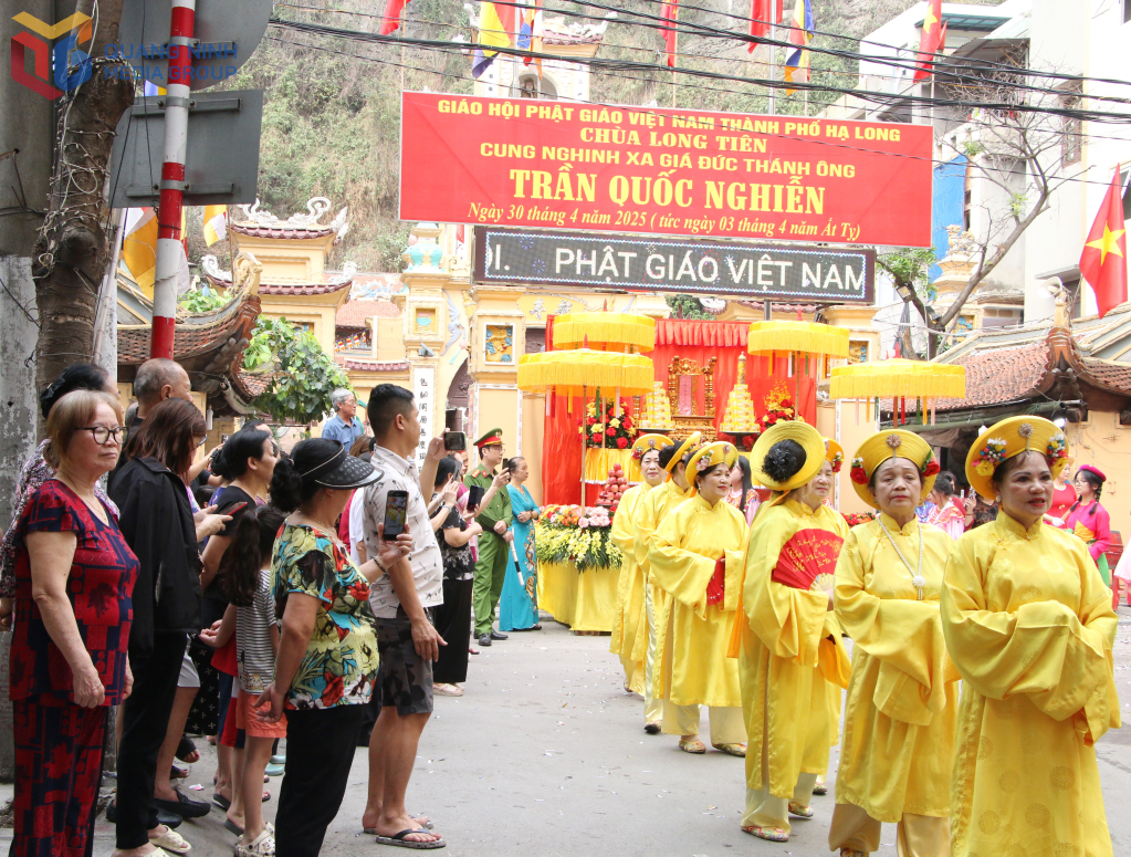 Đông đảo nhân dân, du khách hào hứng ghi lại hình ảnh khi đoàn rước đi qua.