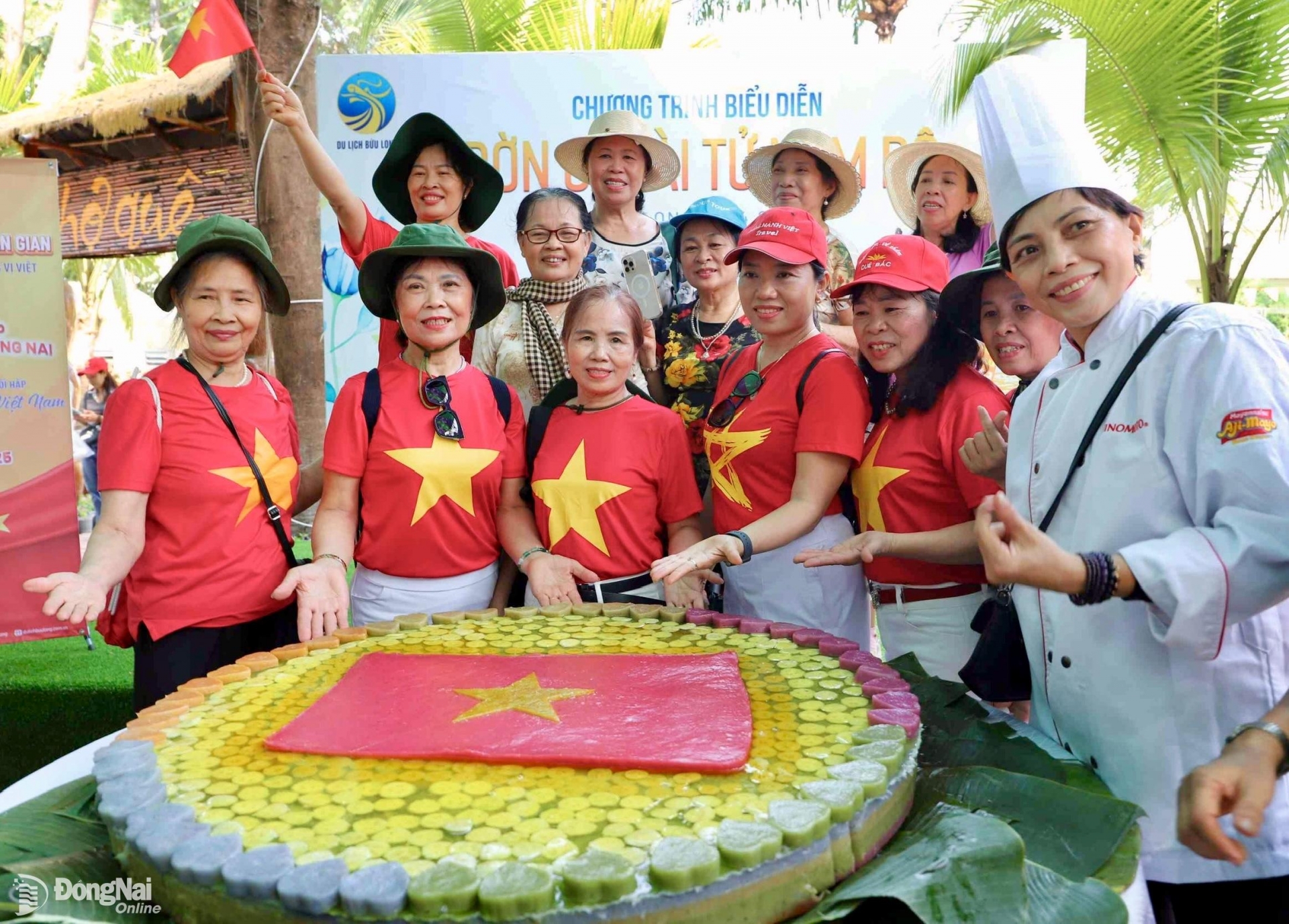 Du khách chụp ảnh kỷ niệm với chiếc bánh chuối khổng lồ khi đến vui chơi tại Khu du lịch Bửu Long. Ảnh: B.Nguyên