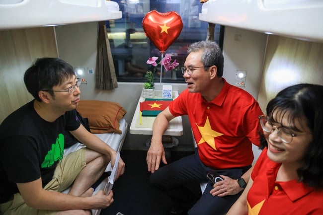 “Đoàn tàu Thống Nhất” xuất phát tại ga Hà Nội vào TP. Hồ Chí Minh mừng 50 năm đất nước thống nhất - Ảnh 6.
