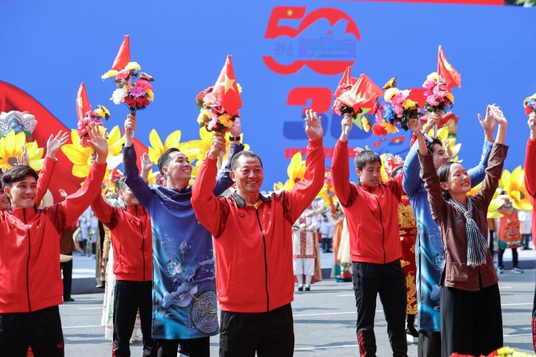 Chùm ảnh: Quần chúng, nhân dân tham gia diễu hành kỷ niệm 50 năm thống nhất đất nước- Ảnh 17.