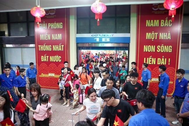 “Đoàn tàu Thống Nhất” xuất phát tại ga Hà Nội vào TP. Hồ Chí Minh mừng 50 năm đất nước thống nhất - Ảnh 5.