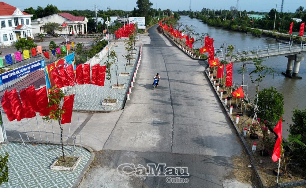 Trung tâm xã Ngọc Chánh (huyện Đầm Dơi) rực rở cờ hoa hưởng ứng kỷ niệm 50 năm đại thắng mùa Xuân 1975.