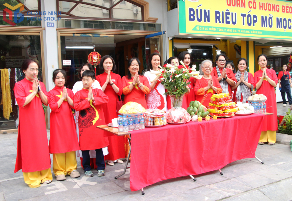 Nhân dân địa phương thành tâm làm lễ tại gia đình, khu phố tưởng nhớ công đức, cuộc đời và sự nghiệp của Đức Ông Trần Quốc Nghiễn.