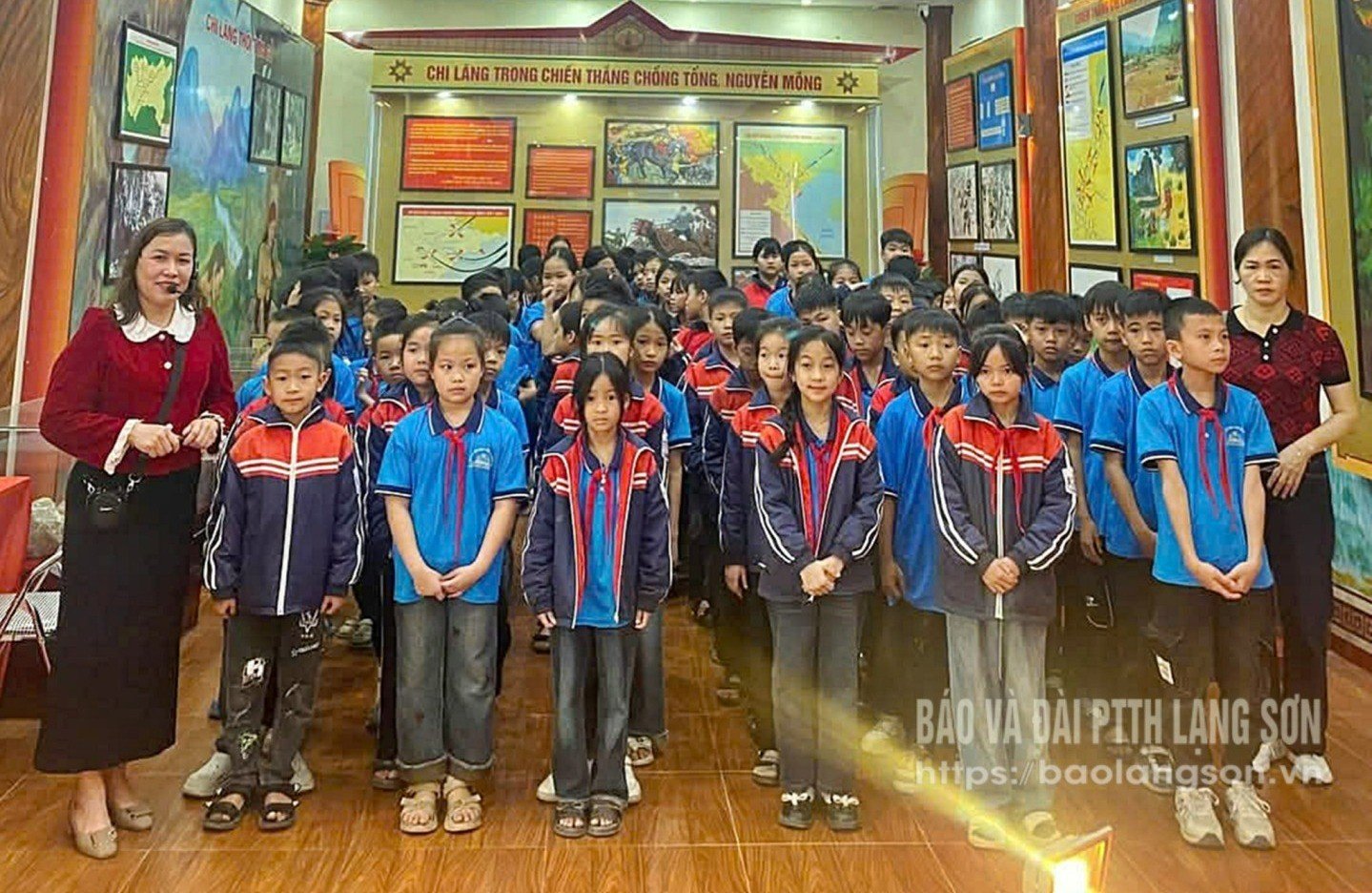 Học sinh Trường Tiểu học - THCS Thanh Sơn (Hữu Lũng) tìm hiểu truyền thống tại Nhà trưng bày chiến thắng Chi Lăng