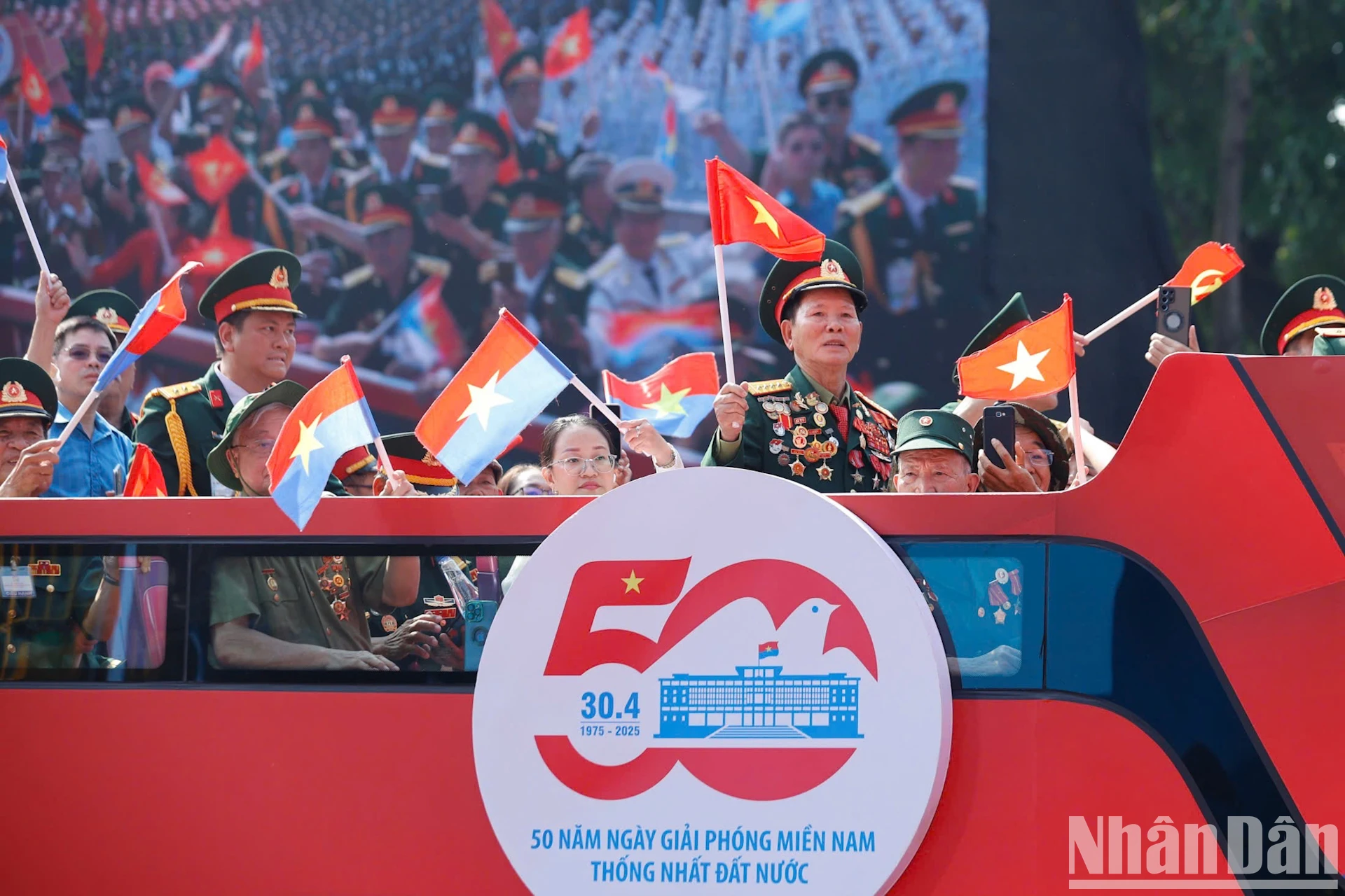 [Ảnh] Khối quần chúng diễu hành kỷ niệm 50 năm ngày đất nước thống nhất ảnh 1